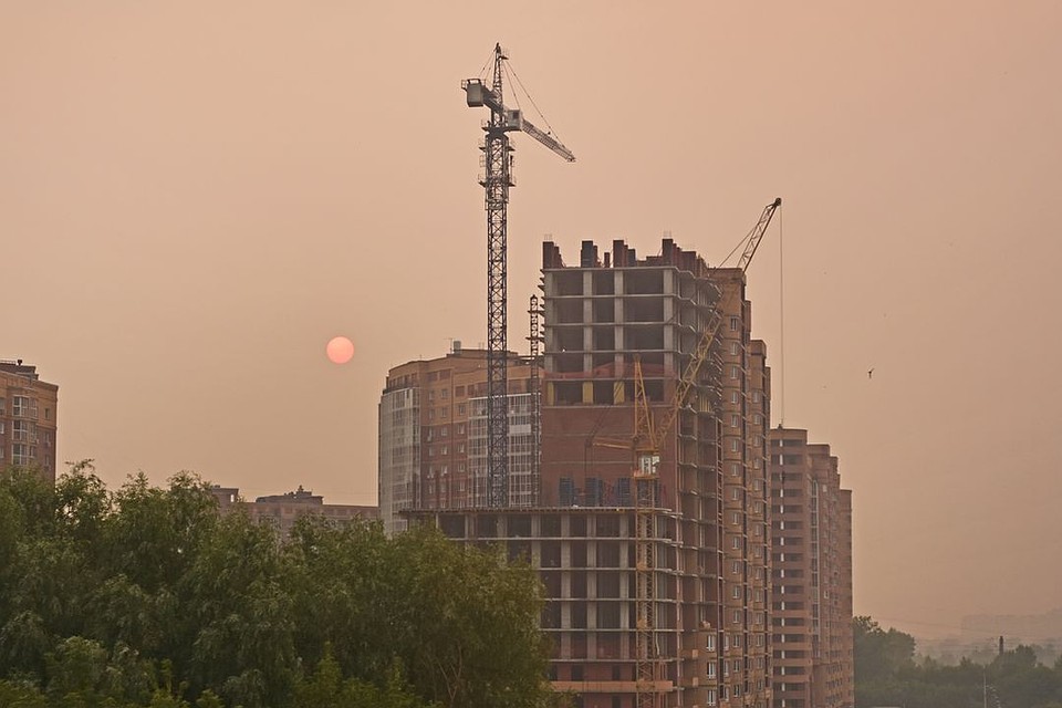 Солнце над Новосибирском сейчас кажется красным. Фото: Алена МАРТЫНОВА