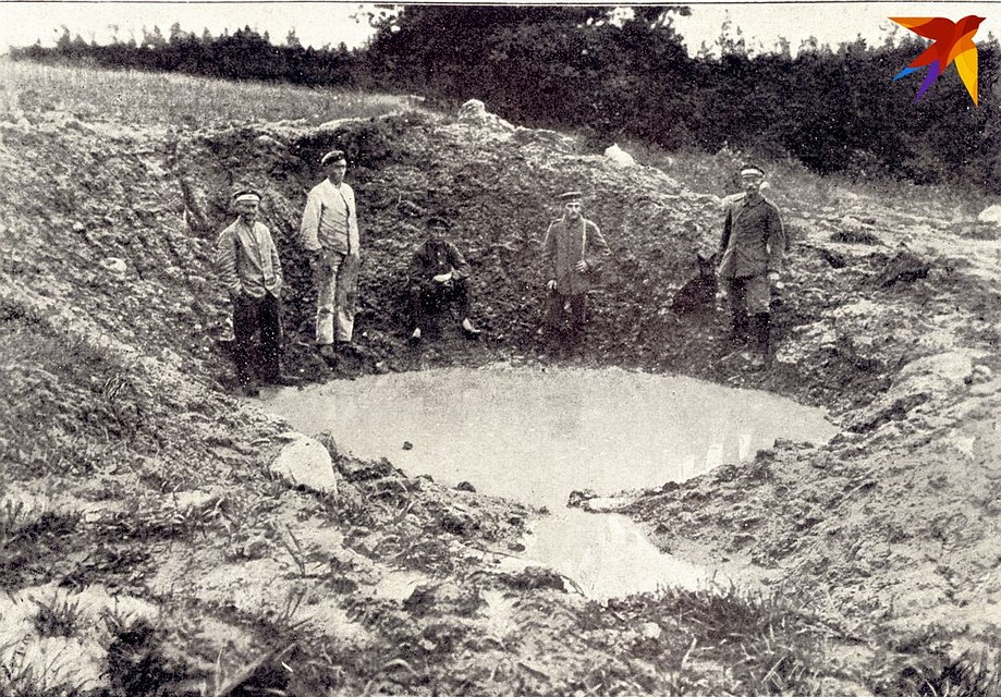 Воронка от снаряда, июль, 1917 год. Фото: архив Владимира БОГДАНОВА.