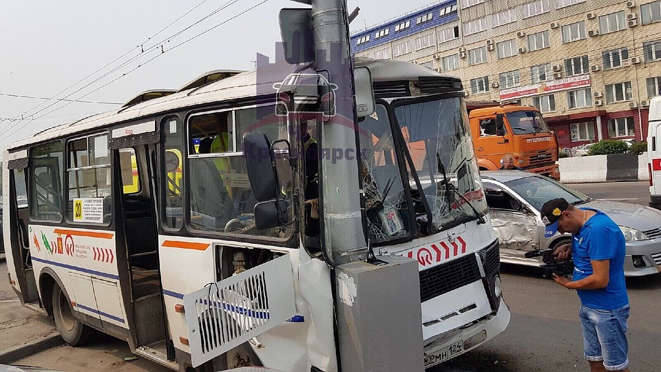 Людей увезли в больницу. Фото: ЧП - Красноярск.
