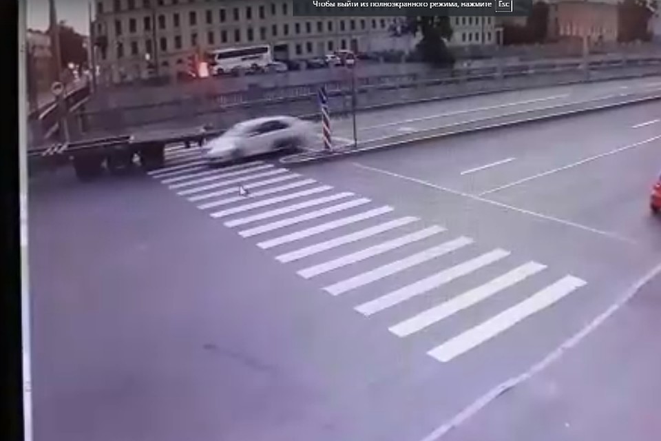 Машина влетела в грузовик. Фото: скриншот видео.