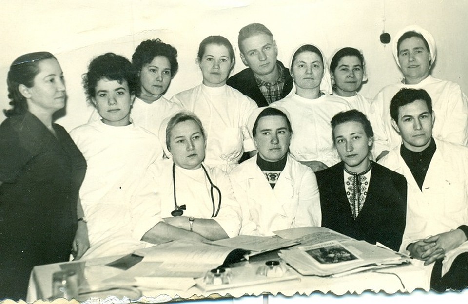Коллектив Первомайской РБ 1962г. В центре главный врач Перекосова Мария Яковлевна. Фото: из архива Первомайской РБ