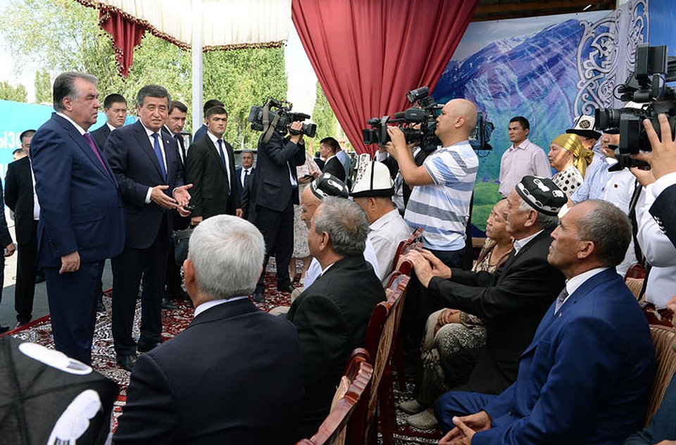 Президенты провели совместную встречу с населением приграничных районов Кыргызстана и Таджикистана. Фото: Султан ДОСАЛИЕВ