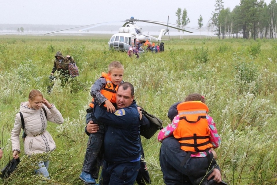 Спасатели продолжают разъяснять людям, что благоразумней оставить подтопленные дома и временно переехать в более безопасное место. Фото: ГУ МЧС России по Амурской области