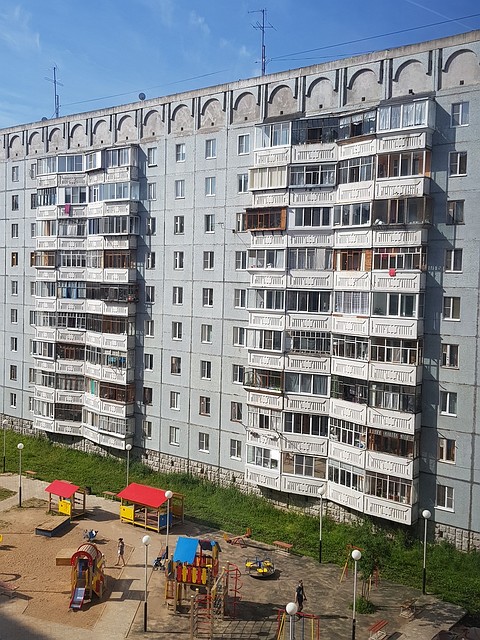 В Эжве тоже красную ткань из окон вывесили