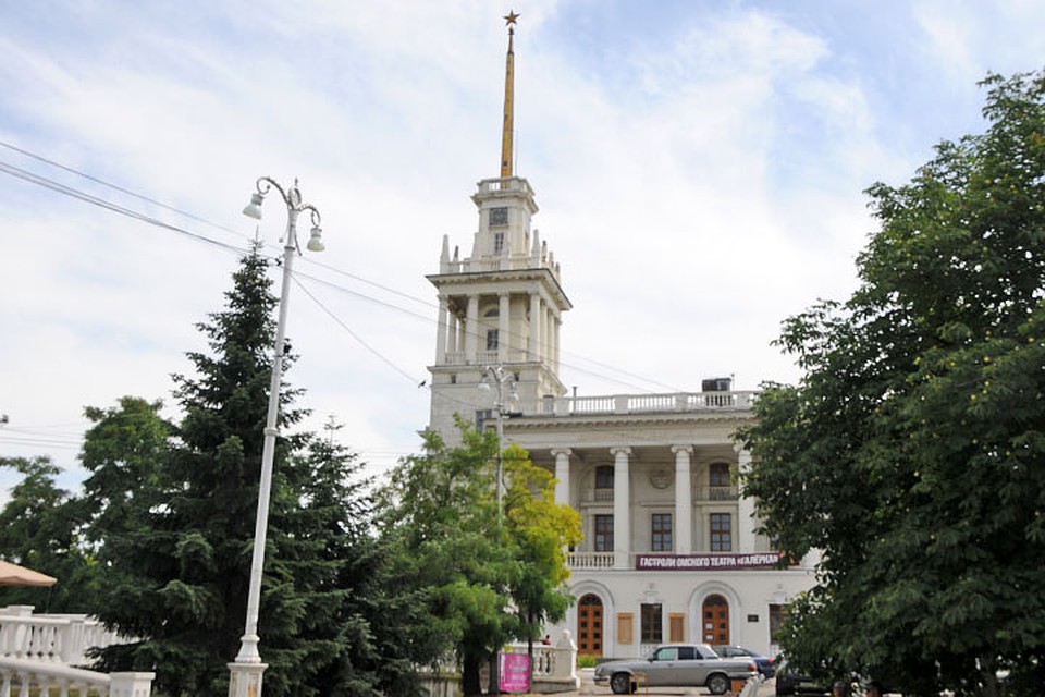 Театр Черноморского флота имени Бориса Лавренева некоторые зовут просто матросским клубом. Фото: Сергей ПОНОМАРЕВ