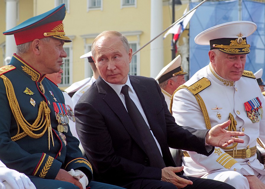 Владимир Путин принимал парад вместе с министром обороны Фото: REUTERS