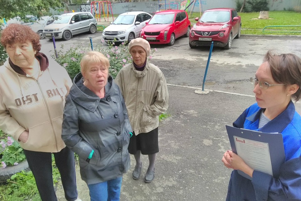 Активистки ругались на работников УЖК, однако воспрепятствовать травле не смогли Фото: Маргарита МАХОНИНА