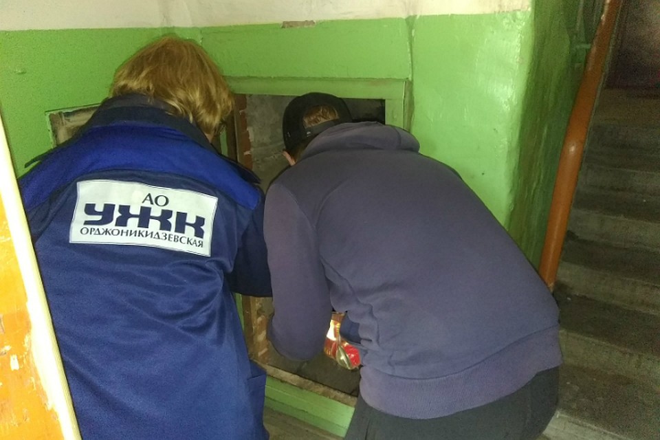 Сегодня в подвал можно попасть только через дверь, которая находится внутри подъезда Фото: Маргарита МАХОНИНА
