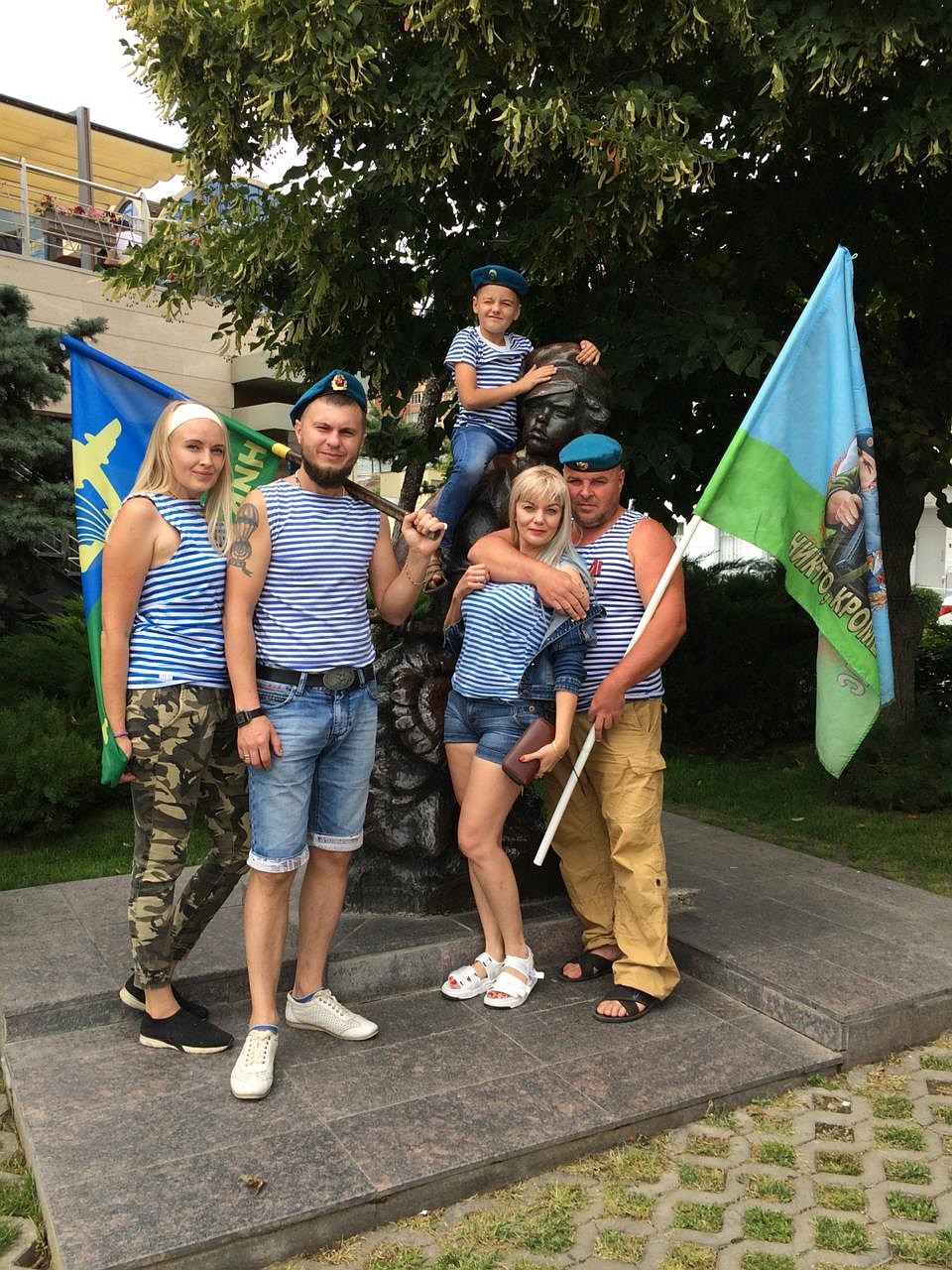 Многие десантники отмечают праздник целыми семьями. Фото: Алексей ПОПКОВ