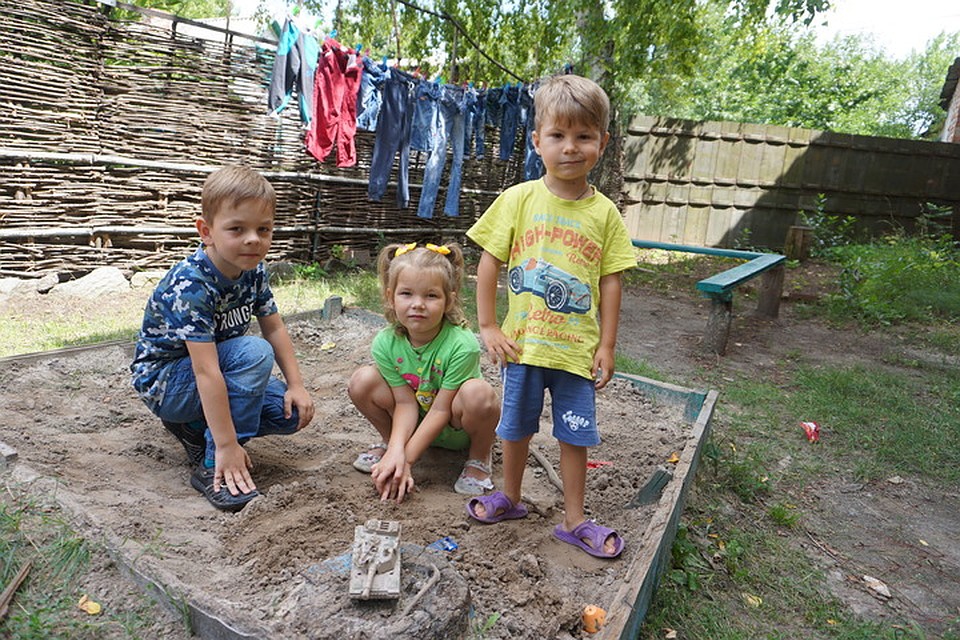 Дети поселка шахты Глубокой не помнят тишины. Фото: Юлия АНДРИЕНКО