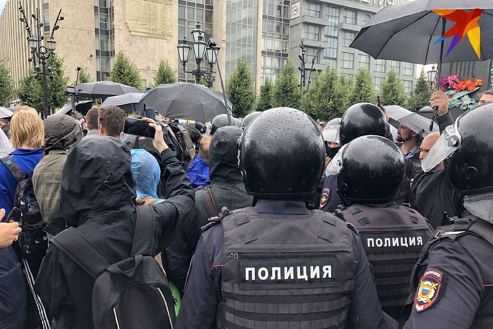 омоновцы перегородили все ответвления Бульварного кольца Фото: Роман ГОЛОВАНОВ