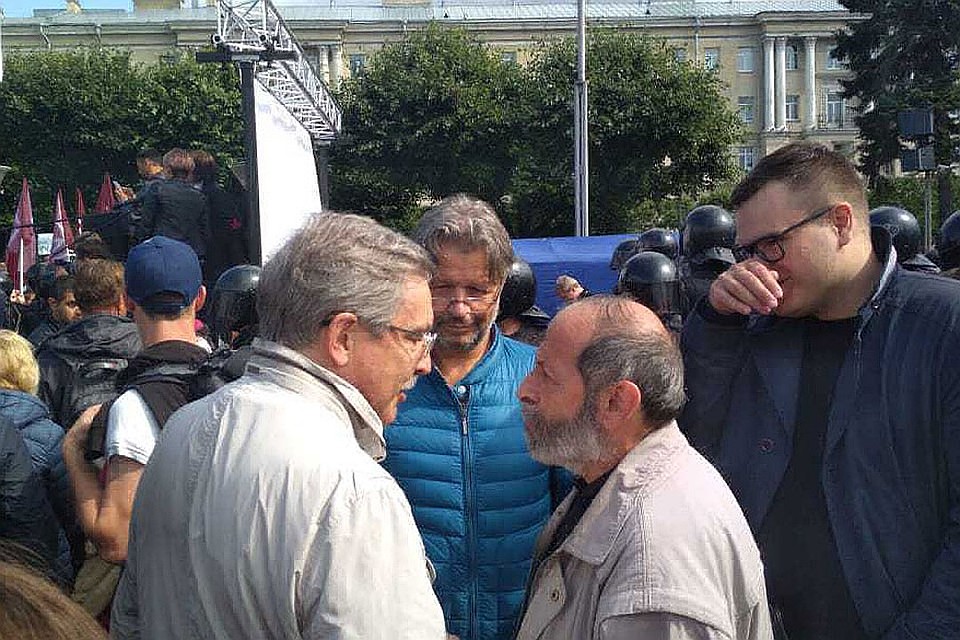 После речей ораторы спускались в народ за своим куском славы. Фото: Дмитрий Борисенко.