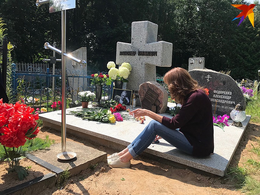 Сестра Римма говорит, что постамент памятника специально сделан таким образом, чтобы можно было посидеть рядом. Фото: Сергей МАЛИНОВСКИЙ