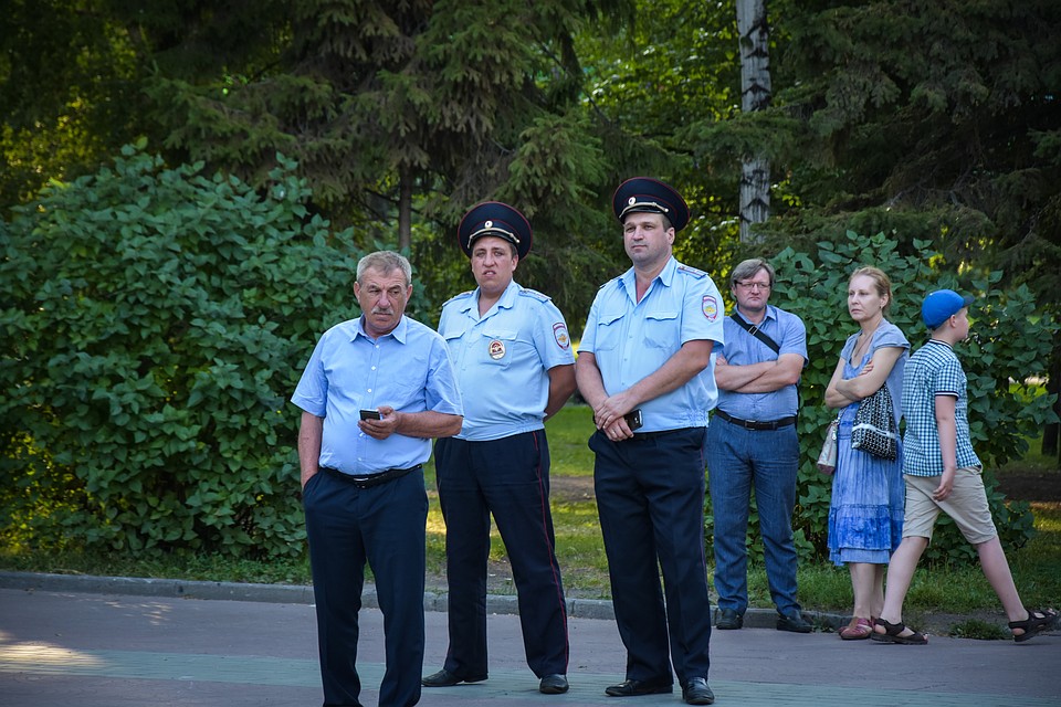 Стражи порядка спокойно наблюдали за происходящим. Фото: Алена МАРТЫНОВА