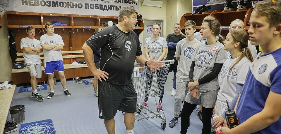 Павел Головацкий проводит экскурсию по раздевалке. Фото: Павел МАРТИНЧИК