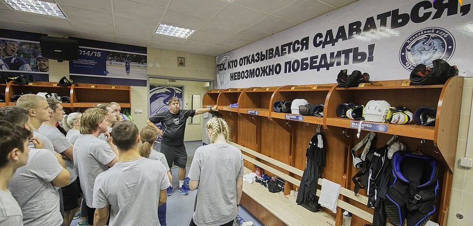 Места для переодевания хоккеистов подписаны. Фото: Павел МАРТИНЧИК