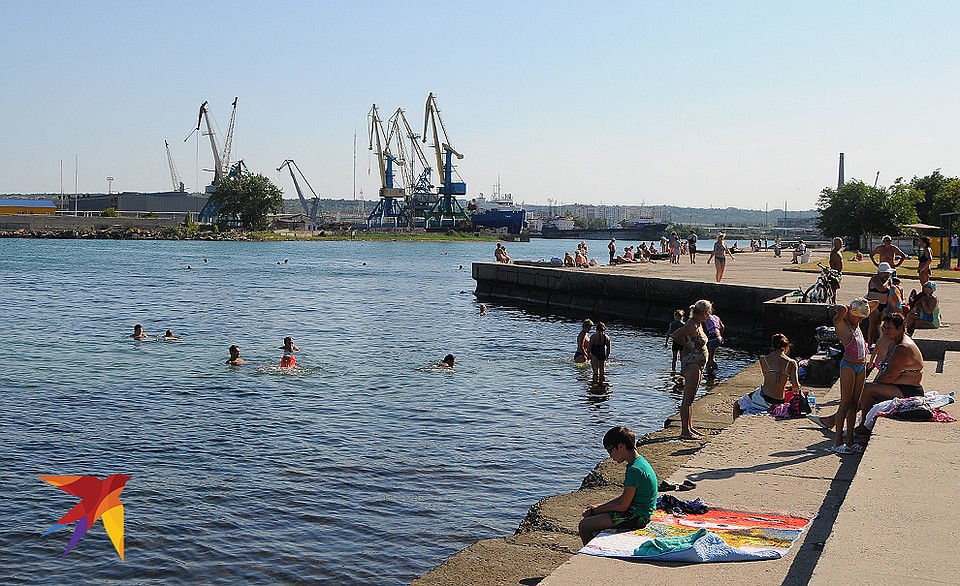 Дикий пляж напротив рыбного порта практическ не оборудован, хотя вода здесь теплая и чистая Фото: Сергей ПОНОМАРЕВ
