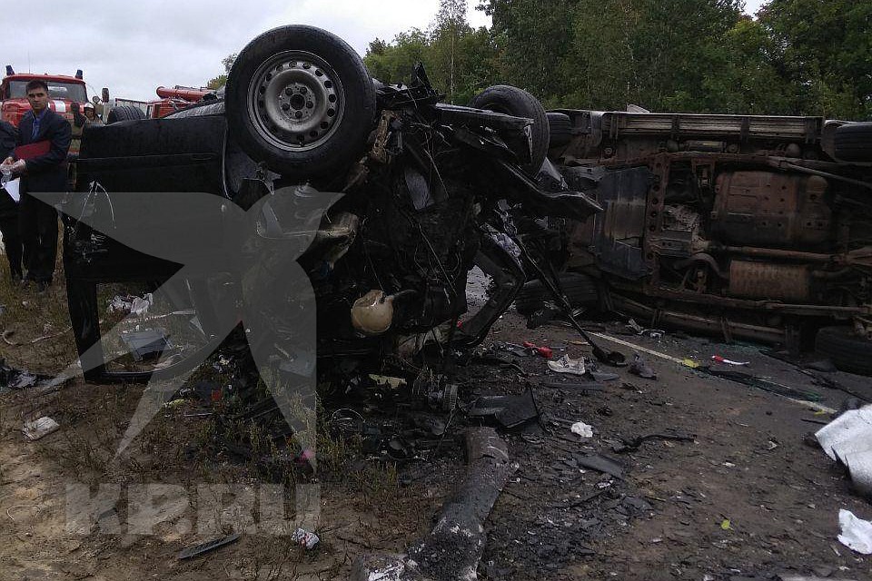 Автомобили превратились в груды искареженного металла. Фото: предоставлено очевидцем.
