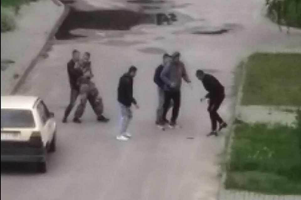 Знакомые во время пьяной ссоры сильно избили молодого парня. Фото: стоп-кадр.