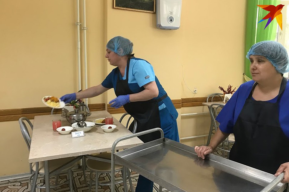 В столовой работают официанты, оказывается ситуативная помощь при перемещении в обеденный зал и возле стола Фото: Лидия Шумкова