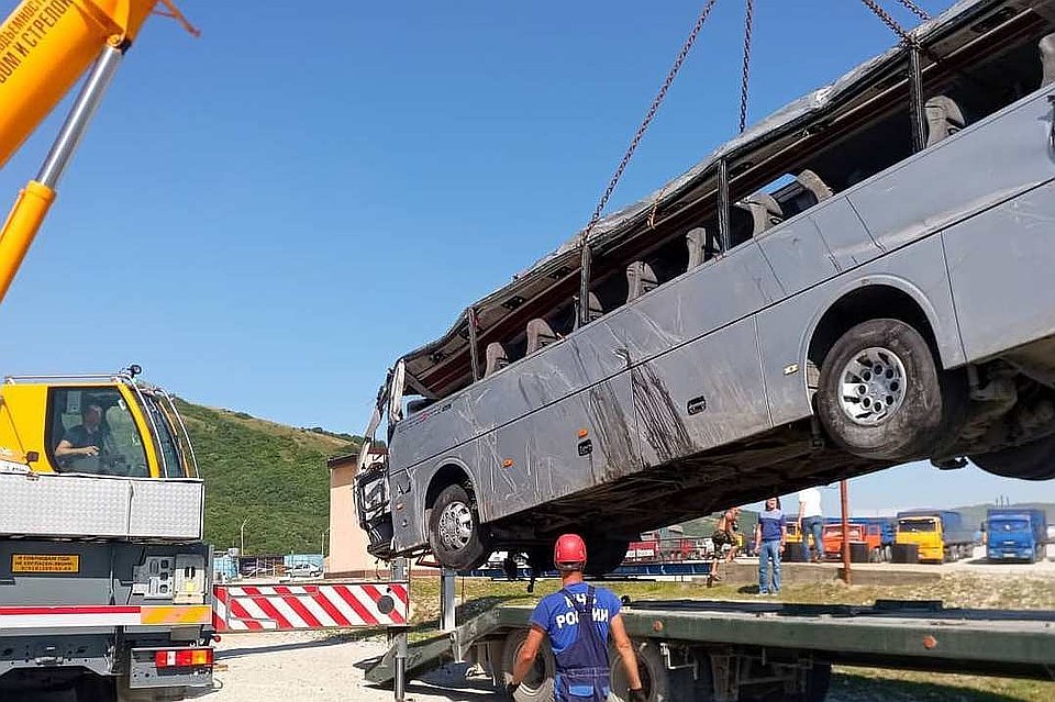Утром спасатели помогали вытаскивать автобус с обрыва. Фото: Алексей Одеров