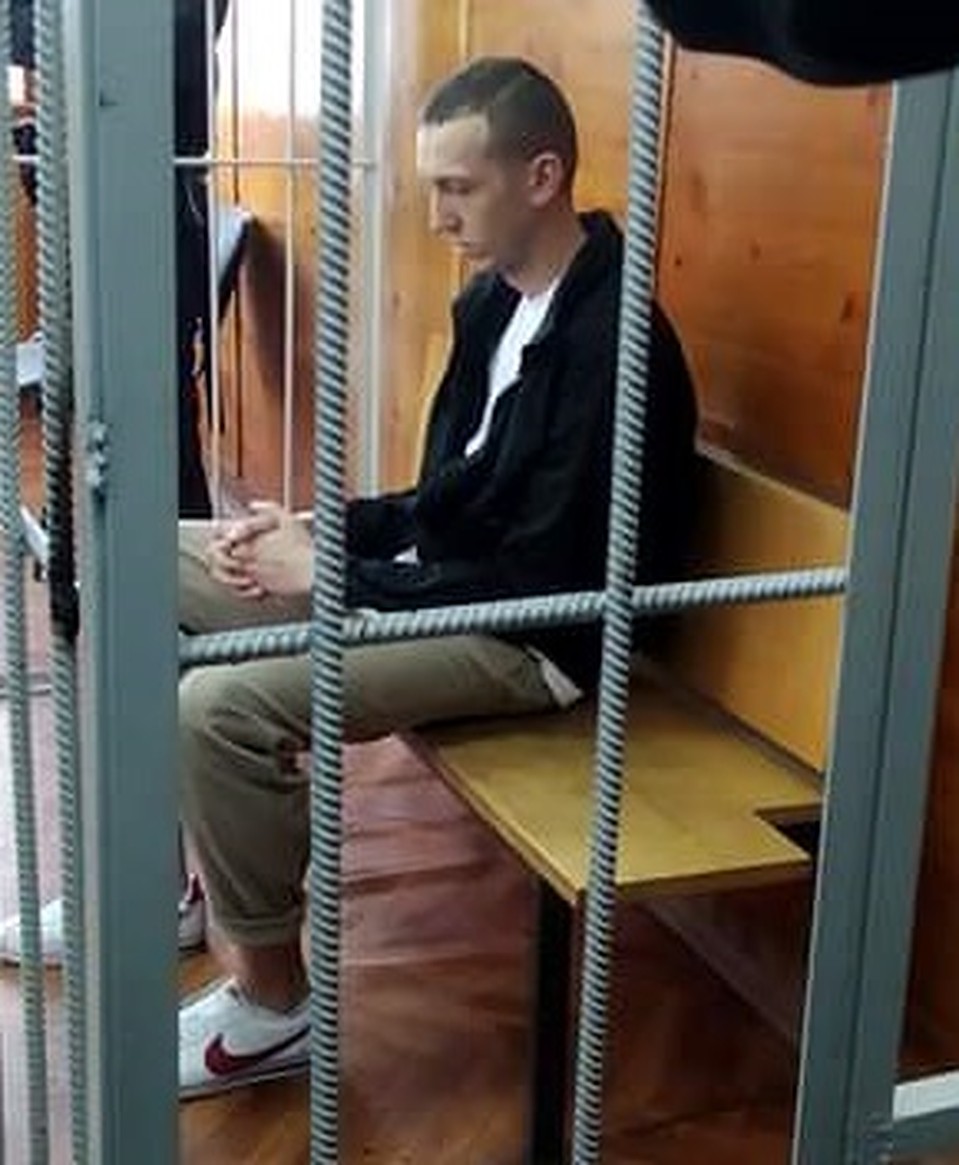 На кроссовках Васильева нет шнурков - обычные правила предосторожности в ИВС Фото: Алексей БУЛАТОВ