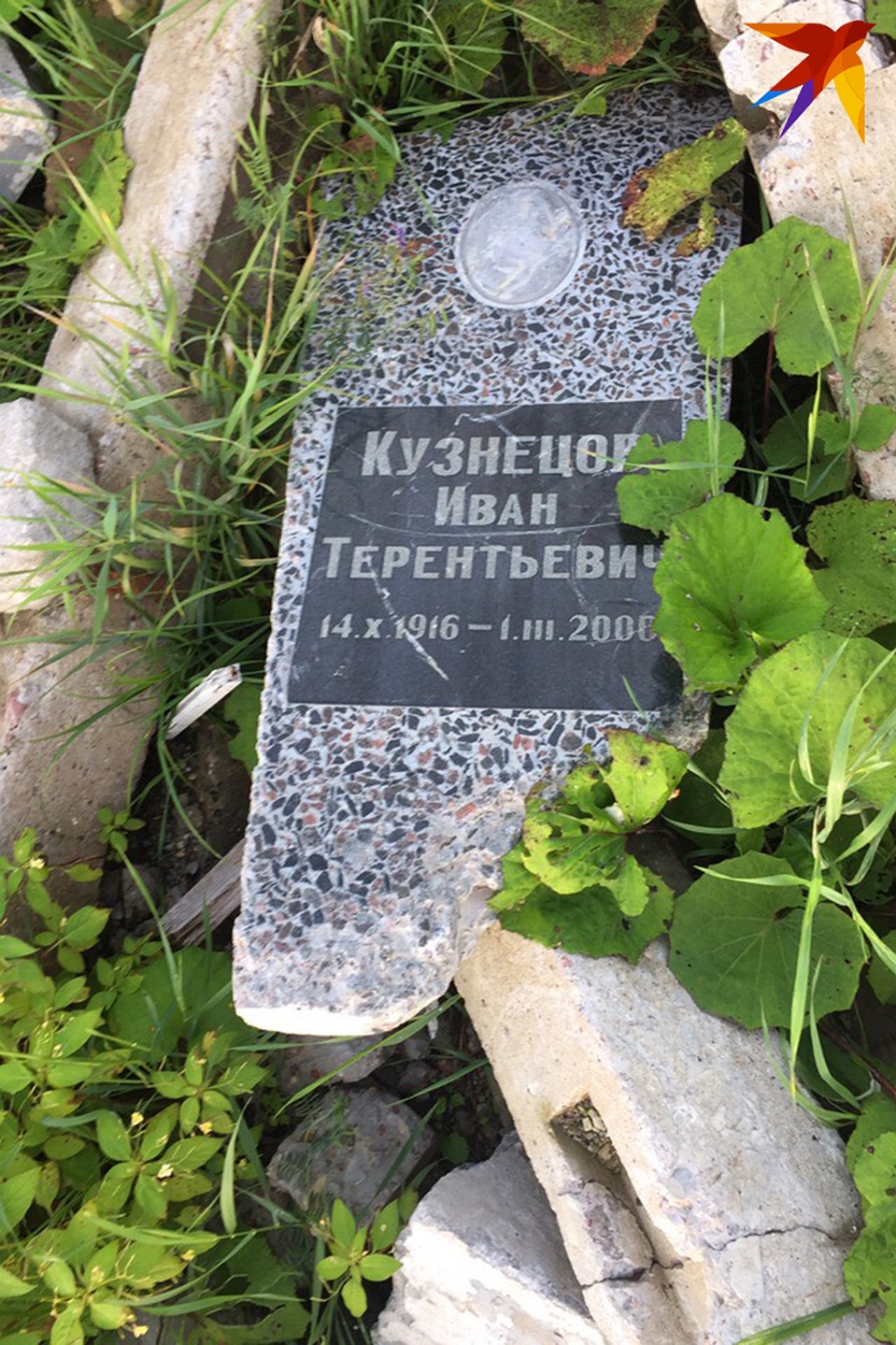 На стройплощадке среди бетонного лома лежали старые надгробия. Фото: Вконтакте, Жалоба Новополоцк-Полоцк.