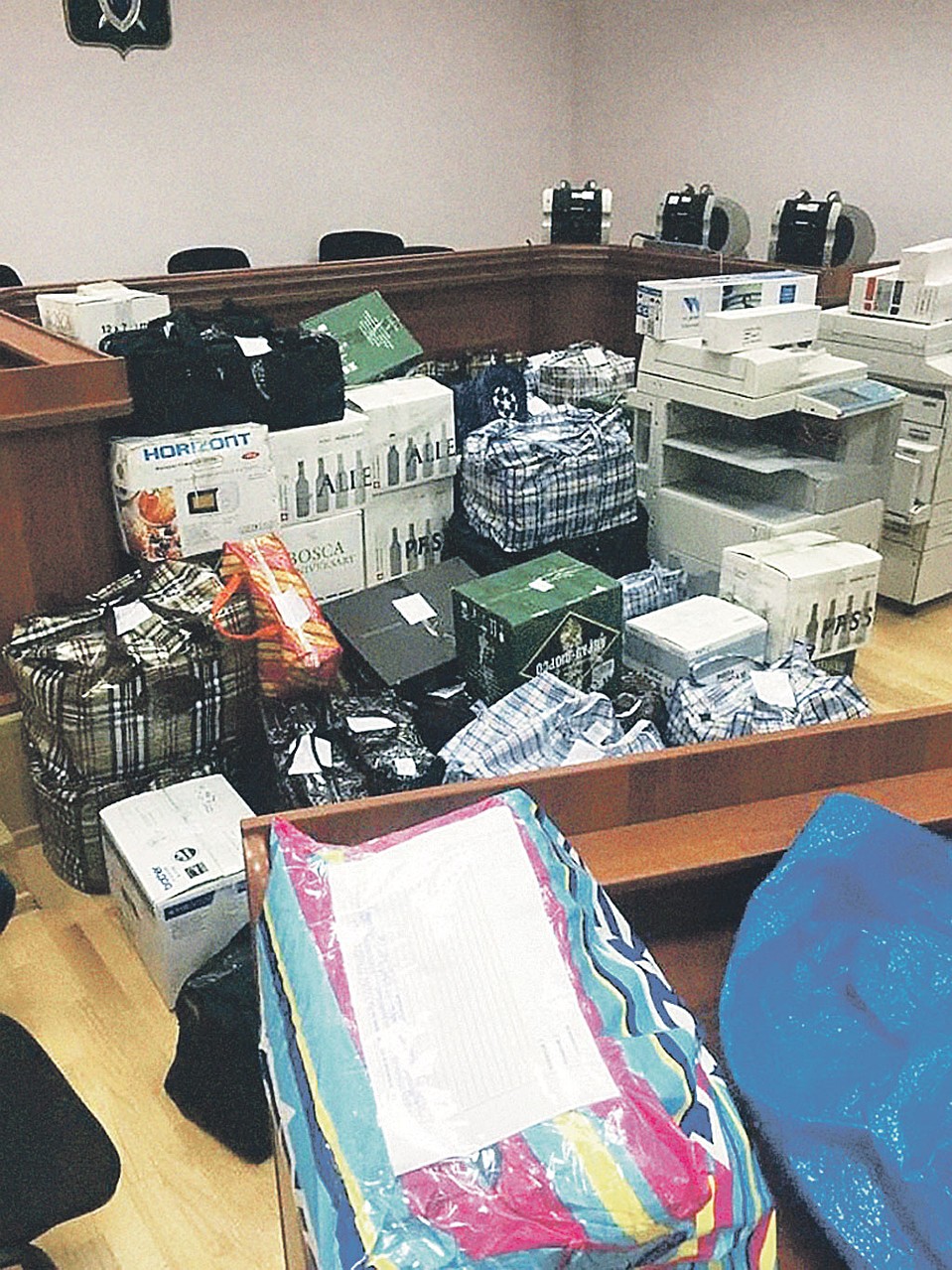 В этих сумках в зале суда - вещдоки: черный нал. Задержанные во время спецоперации точно не пользовались услугами легальных банков. Фото: Оперативная съемка