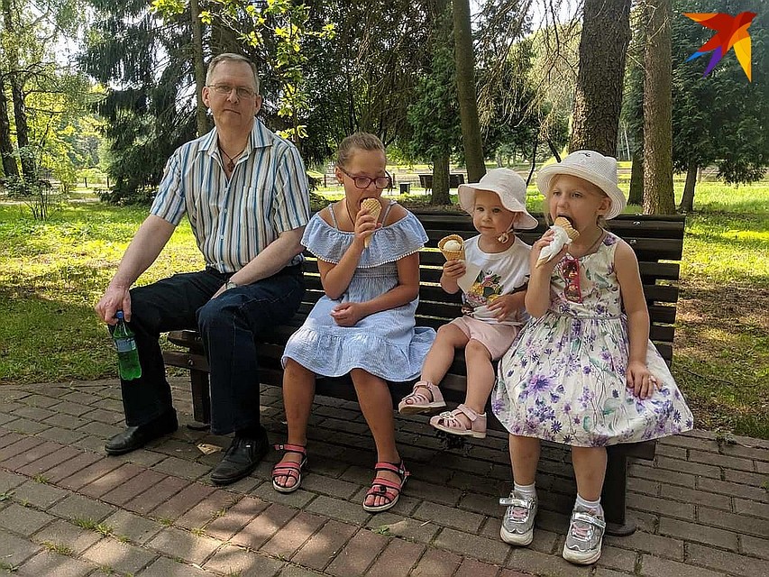 В первые дни после освобождения Андрей Головач встретился с внучками Фото: Личный архив