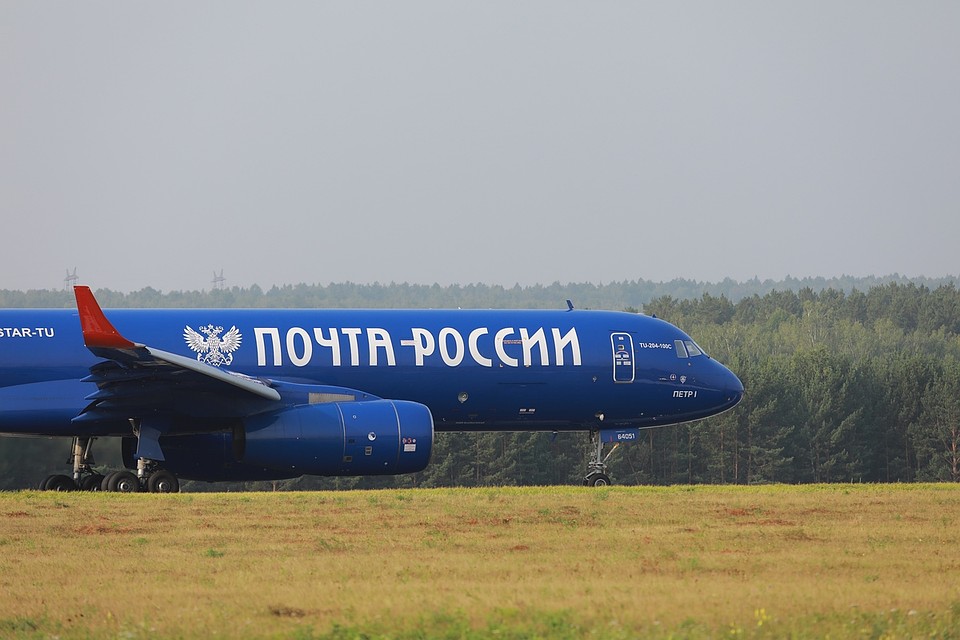 А на этом почтовом самолете развозят по стране письма, посылки, бандероли