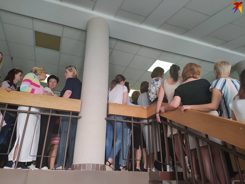 В суд пришли около сотни человек Фото: Дарья ЛОМОНОВСКАЯ