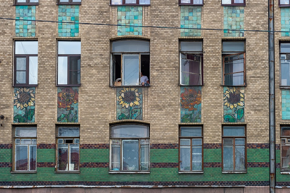 По фасадам рассыпаны подсолнухи и зеленые луга из майолики. Фото: Олег ЗОЛОТО