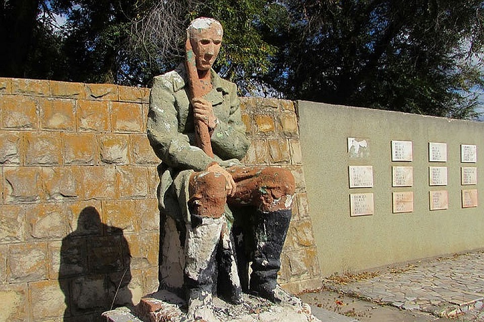 А так памятник выглядел еще пару месяцев назад. Фото: Леонид РЯБКОВ