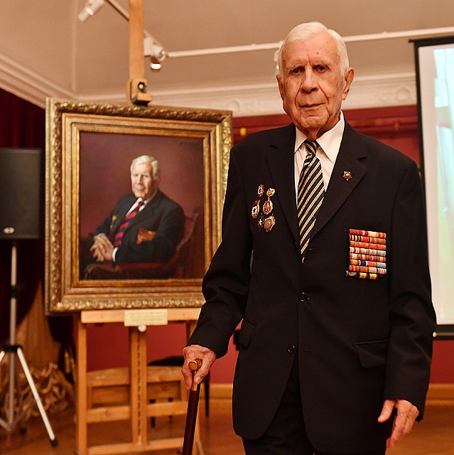 Позировал мастеру на сей раз 91-летний ветеран ВОВ, участник битвы на Курской дуге Виталий Коротков Фото: Виктор ГУСЕЙНОВ