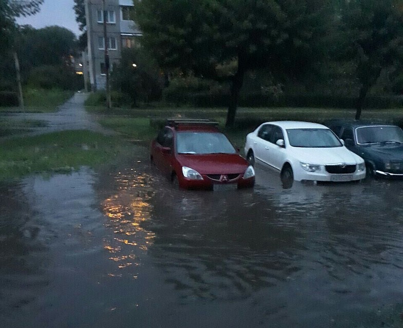 Затопило дворы, а с ними и автомобили. Фото: Эльвира Юматова, соцсети.