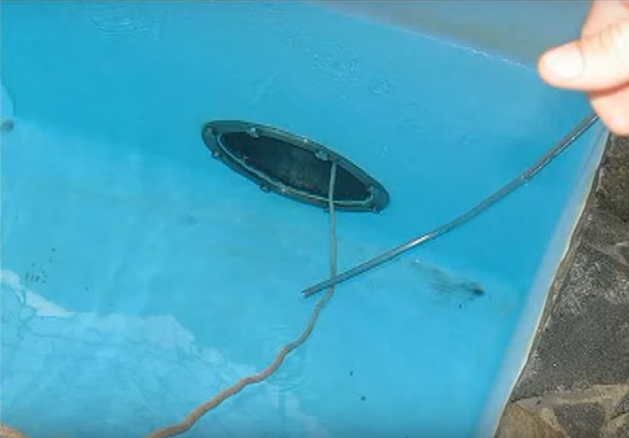 Труба, откачивающая воду из бассейна. Кадр с видео следственного эксперимента