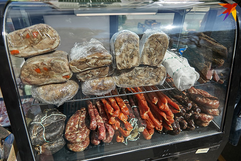 Есть даже фермерское мяско. Фото: Павел МАРТИНЧИК