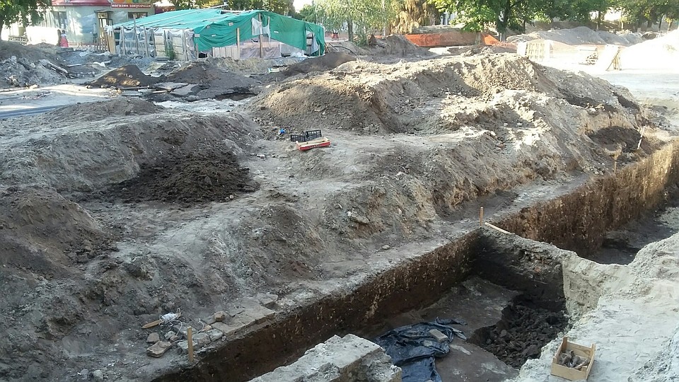 Раскопки идут в центре Азова Фото: Ирина ПОТЕРЯ