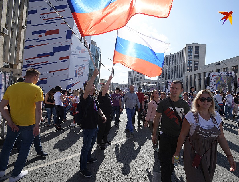 С собой зрители приносили символ праздника - триколор Фото: Михаил ФРОЛОВ