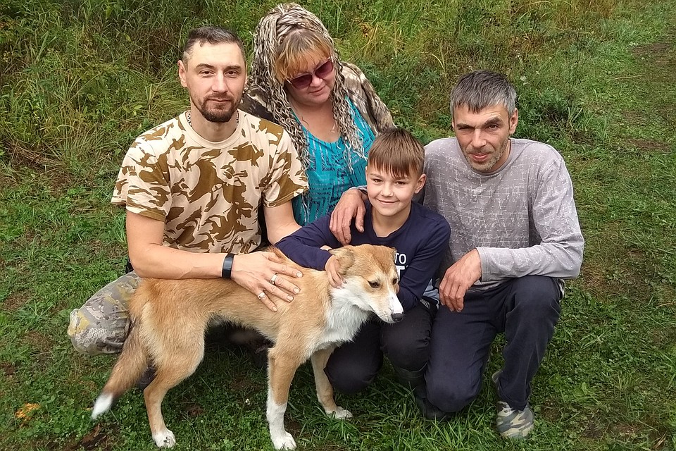 Спаситель Геннадий Белов, ветеринар Энита Пушкарева, участник спасоперации Даниил Гончаренко с папой - и в центре, конечно, Лаки.