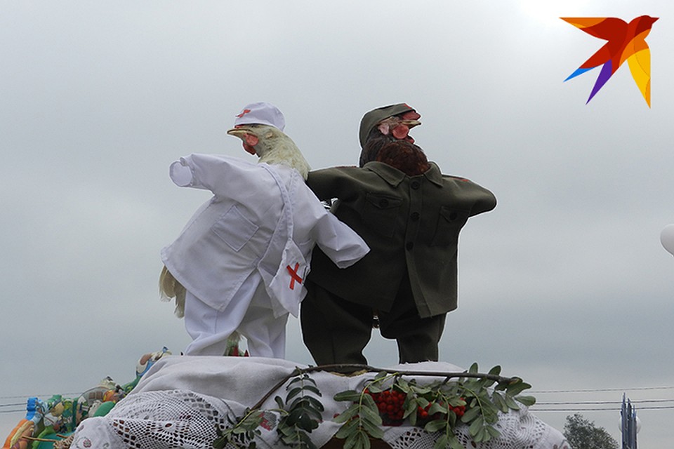 В 2013 году на Свенской ярмарке кур также одели в военную форму. Фото: Елена РАКОВА