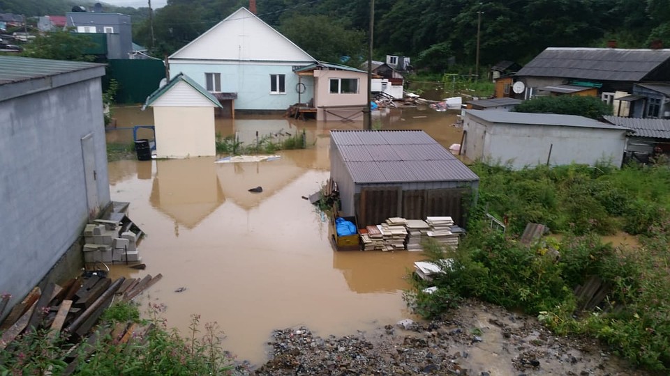 Из берегов из-за сбросов с водохранилищ вышла река Богатая в пригороде Владивосток Фото: vlc.ru