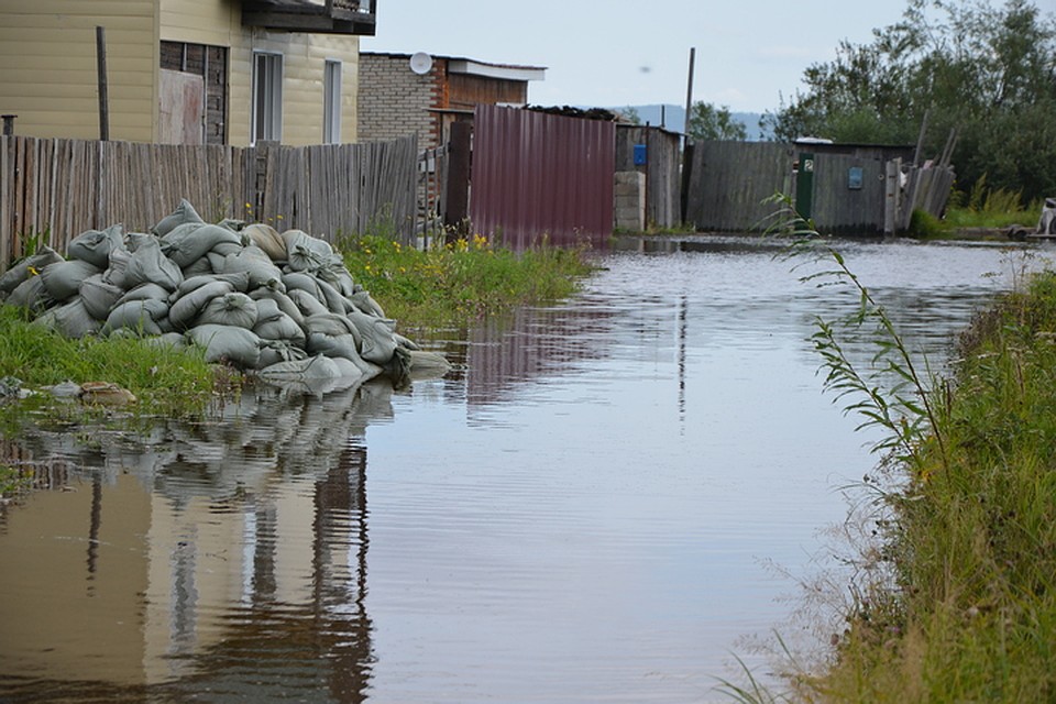 Спасатели пытаются помешать воде проникнуть во дворы и подвалы Фото: ГУ МЧС России по Хабаровскому краю