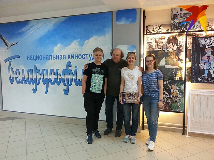 С семьей в фойе киностудии "Беларусьфильм". Фото: личный архив