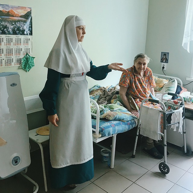 Сестра милосердия не только помогает немощным, но и сама растет духовно.