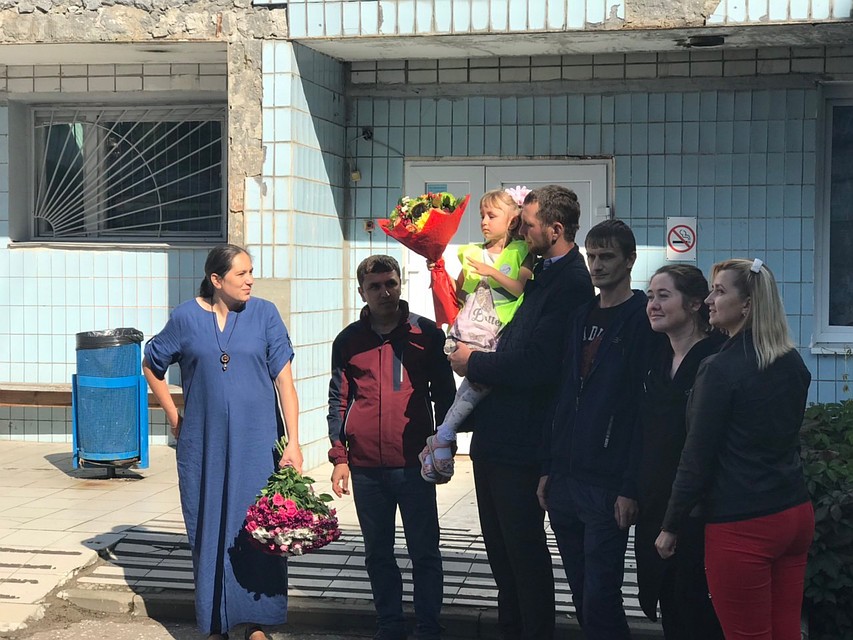Около входа в отделение собрались несколько десятков человек. Фото предоставлено "Комсомолке" волонтерами