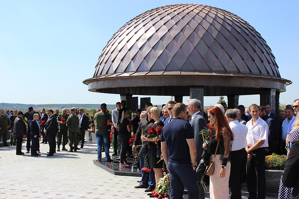 В Донецке почтили память Александра Захарченко у его могилы Фото: Никита МАКАРЕНКОВ, Павел ХАНАРИН