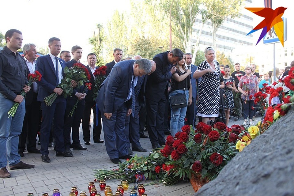 Больше тысячи дончан собрались на месте гибели Захарченко Фото: Никита МАКАРЕНКОВ, Павел ХАНАРИН