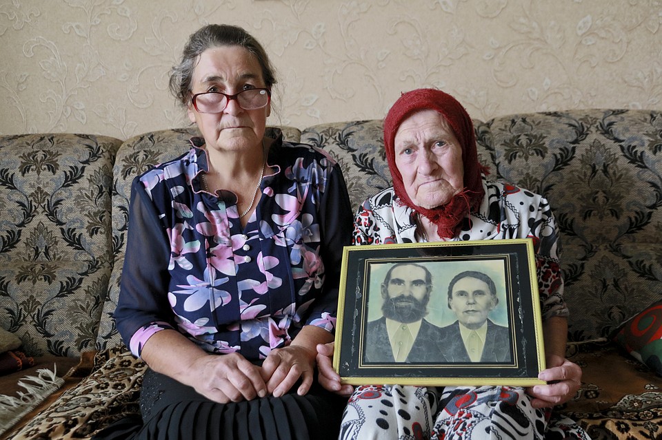 Надежда Евдокимовна с дочерью и портретом родителей Фото: Олег УКЛАДОВ