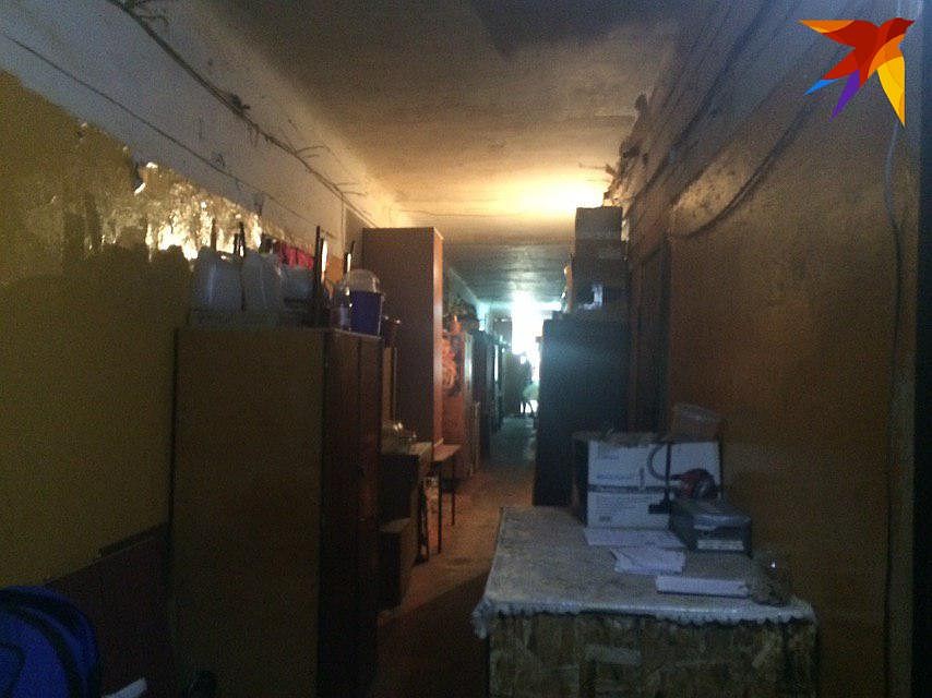 Коридоры в доме заставлены небогатым скарбом жильцов. Фото Юлии Кековой